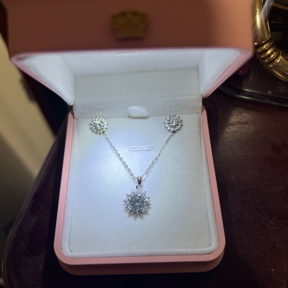 Elegant Silver Jewelry Set with Moissanite stones